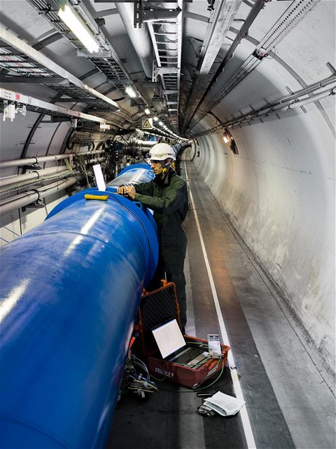 Výskumník z CERN-u kontroluje prepojenie na urýchlovači častíc LHC vo Švajčiarsku.