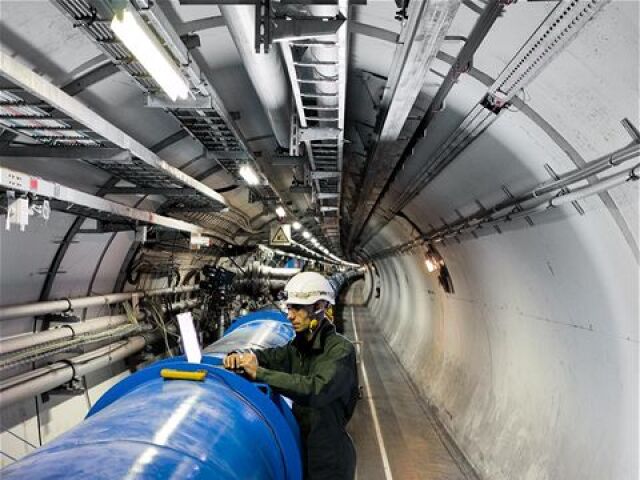 Výskumník z CERN-u, urýchľovač