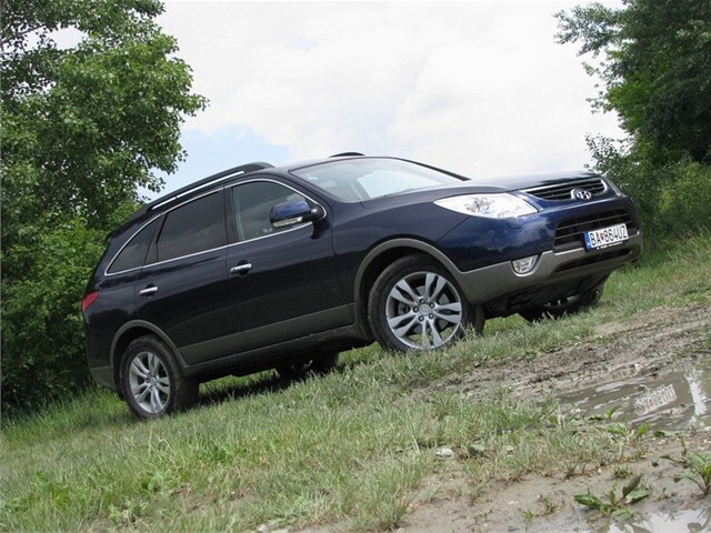 Hyundai ix55 sa nestratí ani v ľahšom teréne.