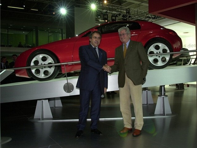 Slávny Giugiaro s prototypom Brery v pozadí, ktorý navrhoval.