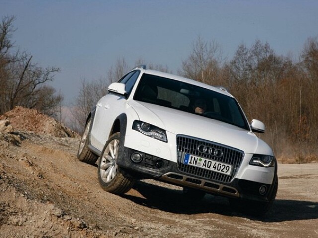 A4 Allroad jazdí na 17-palcových diskoch kolies.