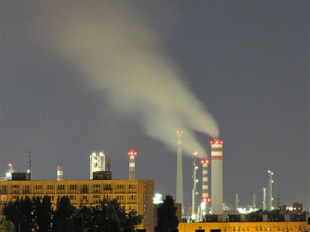 emisie, dym, smog, továreň, fabrika, podnik, Slovnaft, komín, ekonomika, priemysel