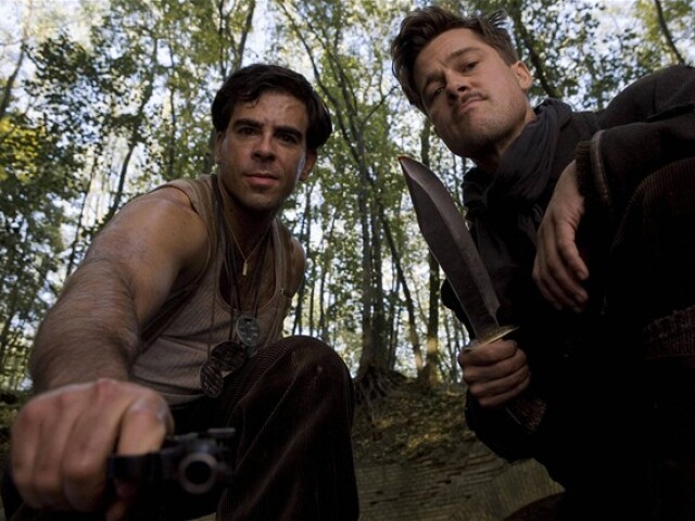 Brad Pitt (vpravo) a Eli Roth vo filme Quentina Tarantina Nehanební bastardi.