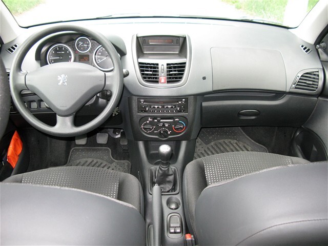 Aj interiér je inšpirovaný Peugeotom 207.