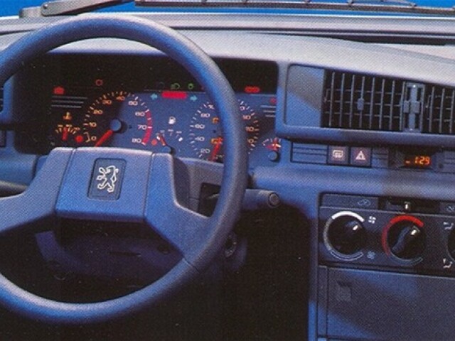 Plasty, plasty, plasty. To bol interiér Peugeota 405.
