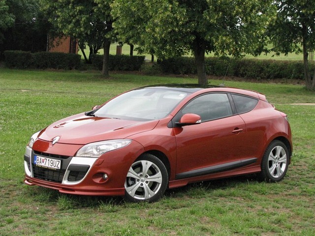 Megane Coupé je pekný aj bez prídavných plastov na nárazníkoch a prehoch dverí.