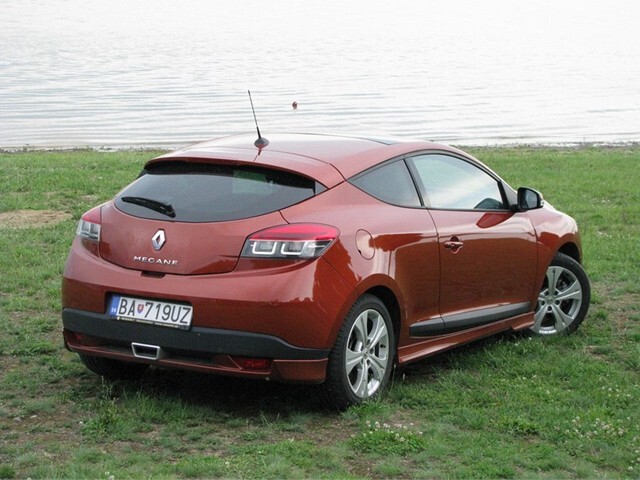 Megane Coupé vyzerá športovo aj bez príplatkových odstávajúcich plastov na zadnom nárazníku.