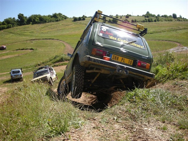 Ruské SUV si poradí aj s ťažkým terénom.