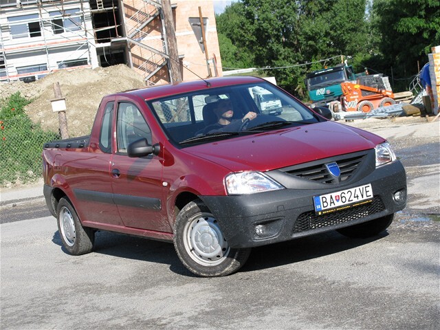 Na stavbách uvidíme Logan Pick-up najčastejšie.