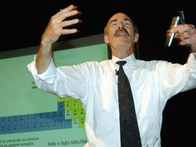 Odraz kolísajúcich elektrónov robí kovy lesklé, vysvetľuje prof. Grant.