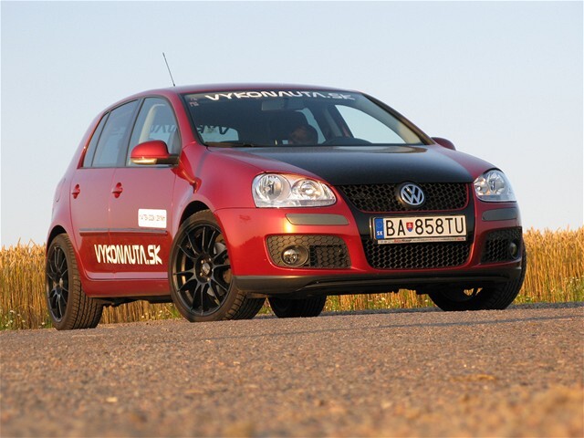 Auto svoj výkon absenciou spojlerov veľmi dobre maskuje.