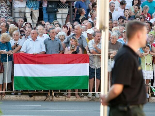 odhalenie sochy v Komárne
