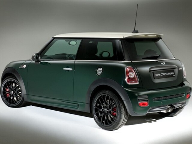 Mini JCW má pod kapotou motor v výkonom 155 kW (211 k).