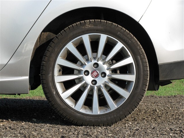 Pruženie si poradilo aj s pneumatikami 225/45 R17.