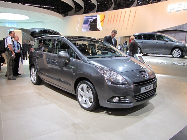 Skutočnou premiérou sa môže pochváliť aj Peugeot 5008.