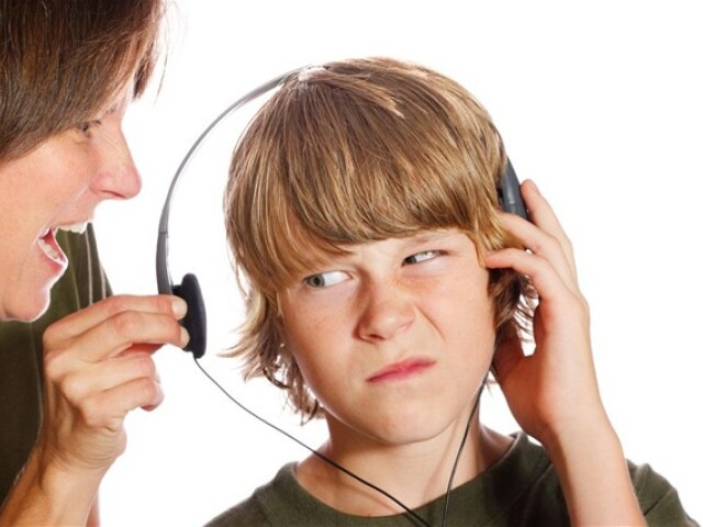 Počúvanie hudby, slúchadlá, chlapec, mama, mp3 prehrávač
