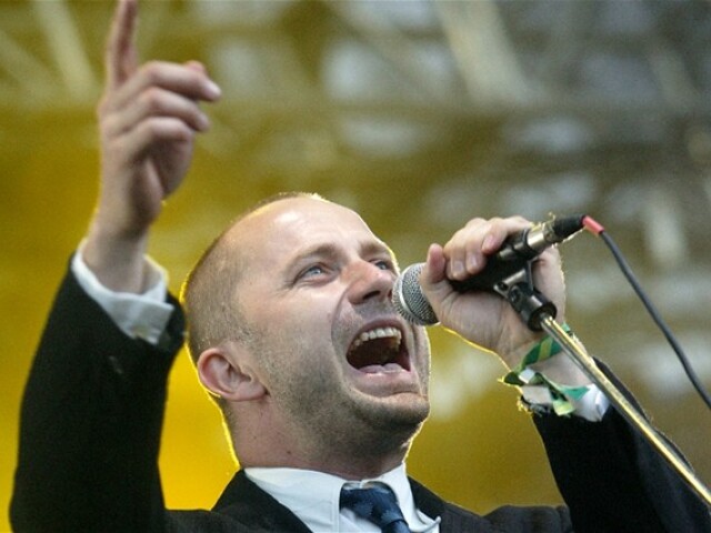 Michal Kaščák spieval so skupinou Bez ladu a skladu na festivale Pohoda v roku 2006.