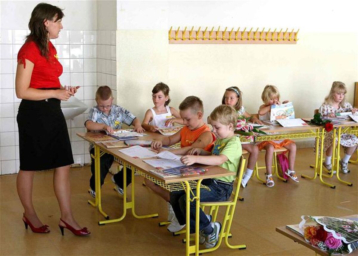 škola, deti, žiaci, učiteľka