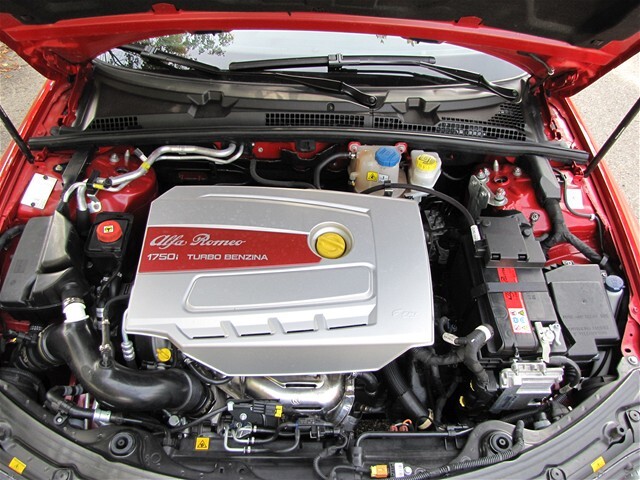 Motor dostal veľmi efektný plastový kryt.