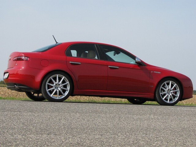 Nová Alfa Romeo 159 zhodila pár dôležitých kilogramov.