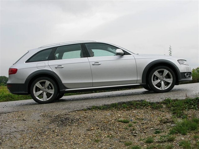 A4 allroad quattro bojuje aj drsnejším vzhľadom.