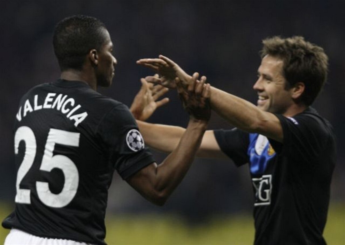 Antonio Valencia, Michael Owen