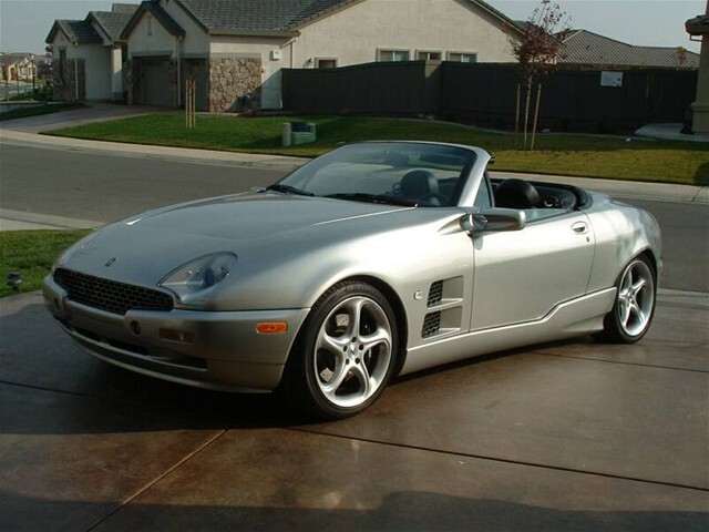 Motor Qvale Mangusta je ďaleko za prednou nápravou.