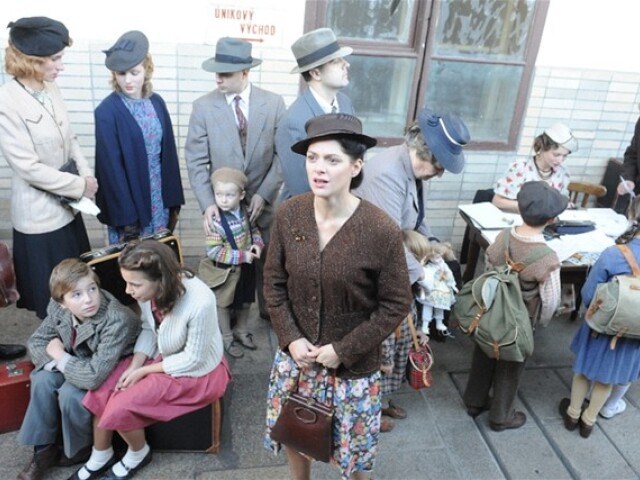 Česká herečka Klára Issová počas nakrúcania inscenovanej pasáže filmu Nickyho rodina. Ide o voľné pokračovanie dokumentu Nicholas Winton - Sila ľudskosti, ktorý získal International Emmy Award. Nickyho rodina by mala mať premiéru na jar b