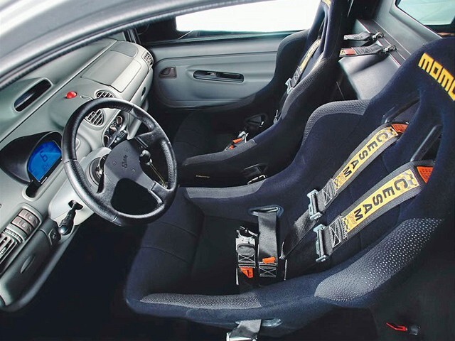 Motor je od posádky oddelený pevnou prepážkou.