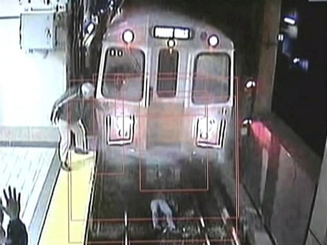 ženu takmer prešlo metro