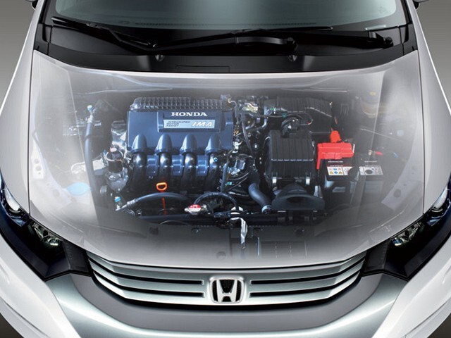 Benzínový motor má výkon 65 kW.