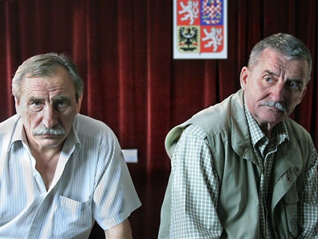Pavel Zedníček po boku Martina Hubu vo filme Muži v ruji.