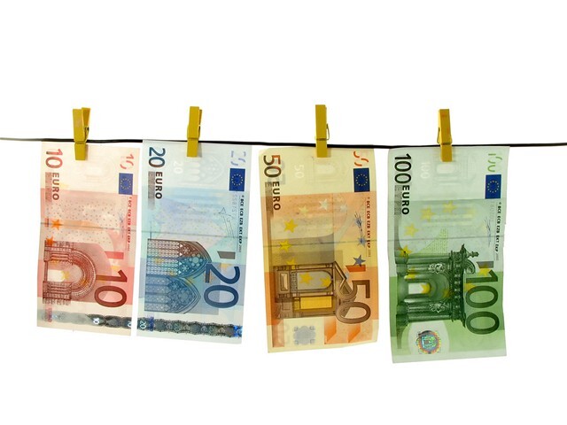 peniaze, euro, bankovky, na šnúre