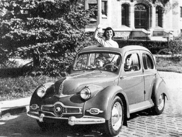 Panhard Dyna X na trhu zápolil s Renaultom 4CV.