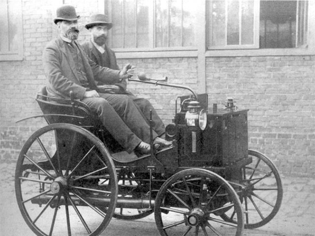 Páni Panhard a Levassor na prvom aute s motorom vpredu.