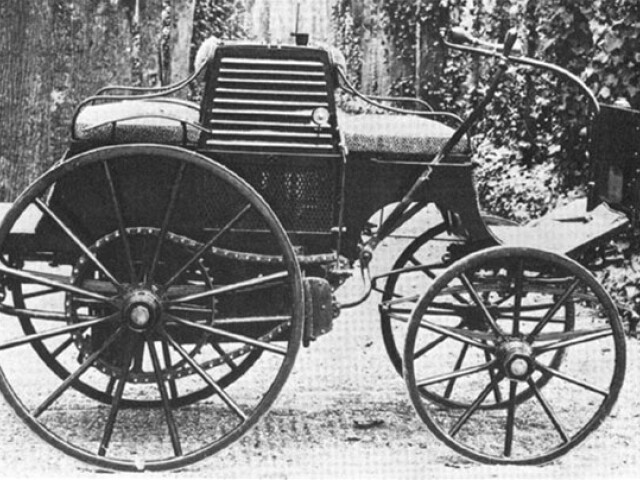 Klasický koč s motorom Daimler V2.