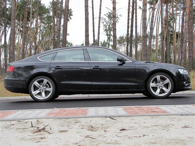 A5 Sportback má bezrámové okná a splývavú siluetu strechy.