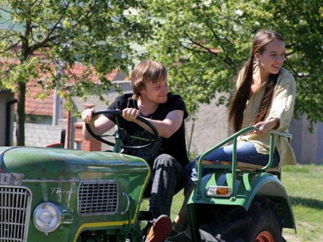Kryštof Hádek v úlohe Honzu a Tereza Voříšková ako Klára vo filme 2Bobule.