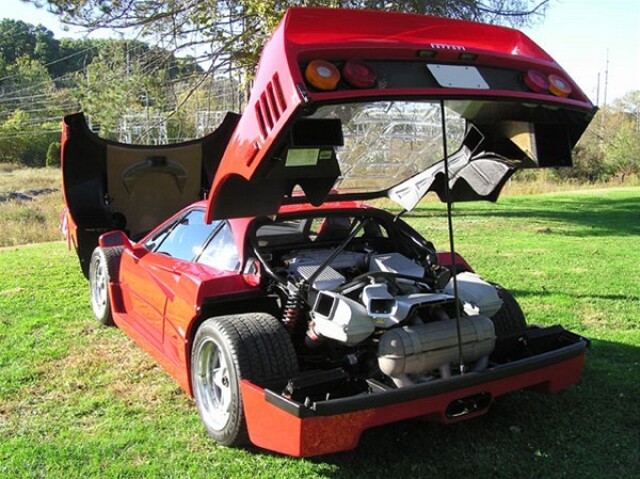 Ferrari F40 poháňal motor 2.9 V8 Turbo s výkonom 352 kW.