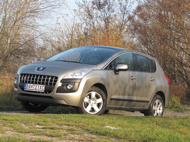 Peugeot 3008 sa nestratí ani na poľnej ceste.