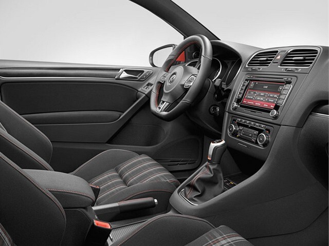 GTI pridáva športový volant, anatomické sedadlá a viac hliníka.