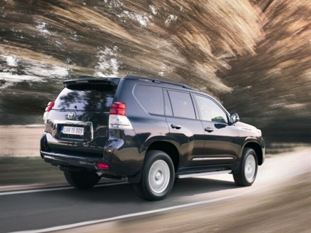 Veľká Toyota je ťažká až 2600 kg.