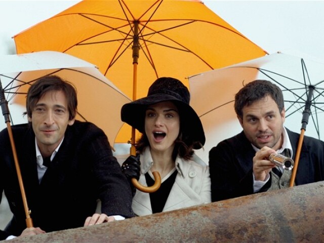 Adrien Brody (vľavo) hrá Blooma, Mark Ruffalo jeho brata Stephena a Rachel Weiszová stvárňuje Penelope.
