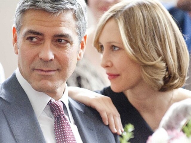 George Clooney a Vera Farminga vo filme Lietam v tom.