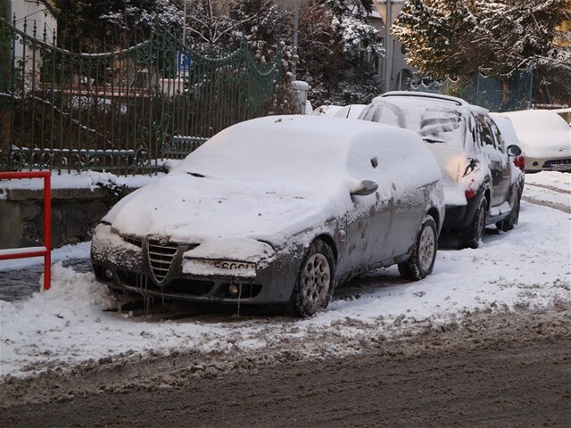 zasnezene auto