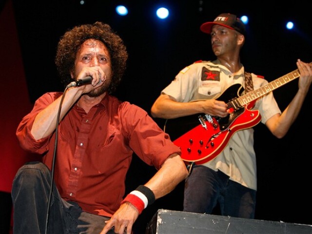 Spevák skupiny Rage Against The Machine Zack de la Rocha s guitaristom Tomom Morellom.