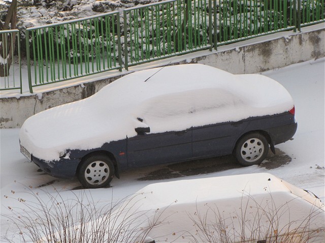 Zasnežené auto