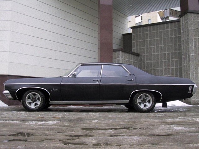 Mal ho pod kapotou aj Chevrolet Impala z roku 1967.