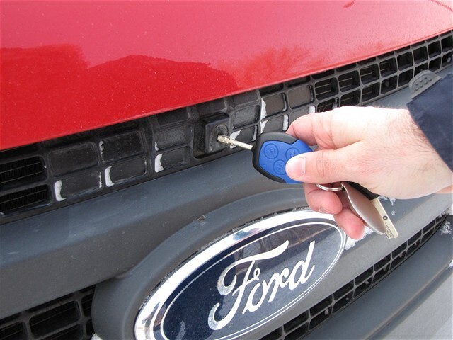 Je to Ford, takže sa k motoru dostanete len kľúčom.