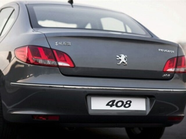 Zadná časť vzdialene pripomína model 306 sedan.
